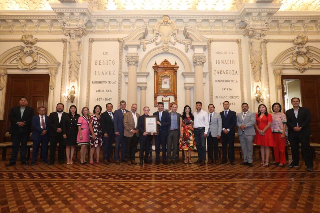 José Ramón Fernández recibió reconocimiento como poblano distinguido