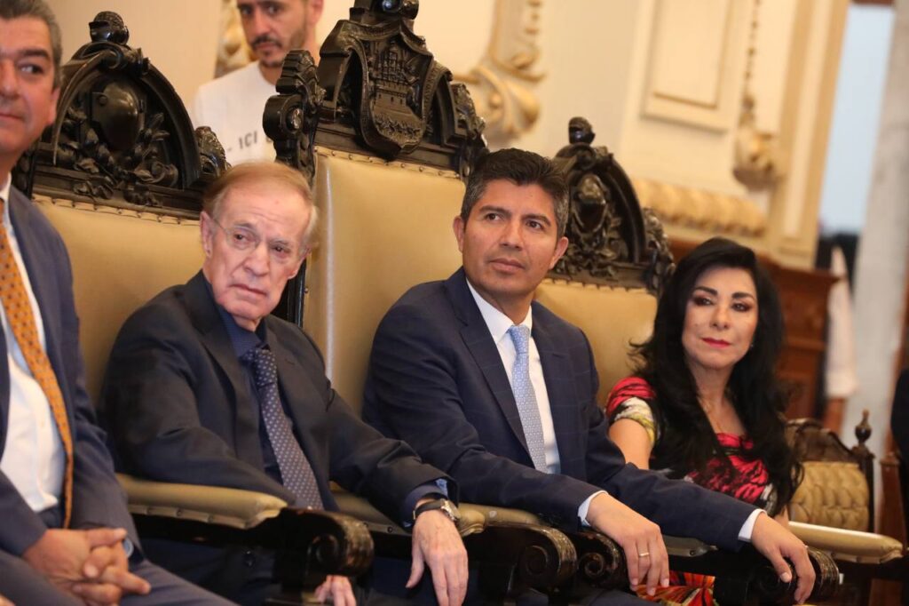 José Ramón Fernández recibió reconocimiento como poblano distinguido