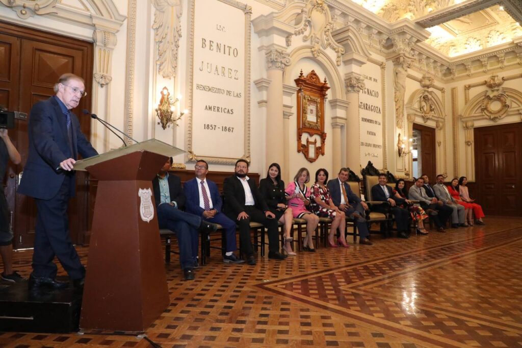 José Ramón Fernández recibió reconocimiento como poblano distinguido