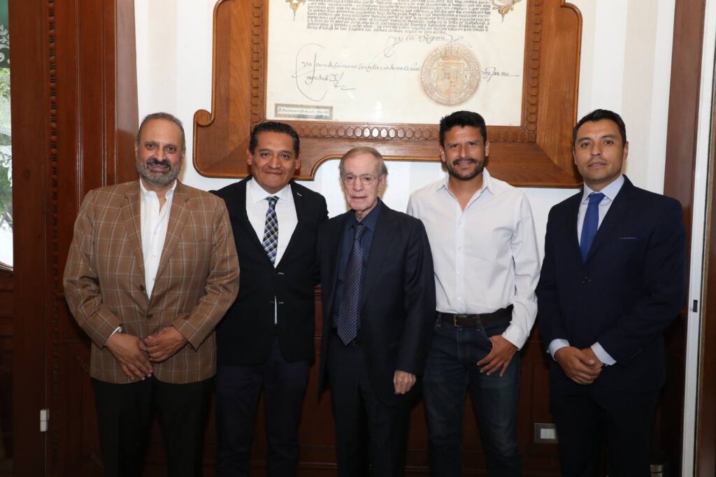 José Ramón Fernández recibió reconocimiento como poblano distinguido