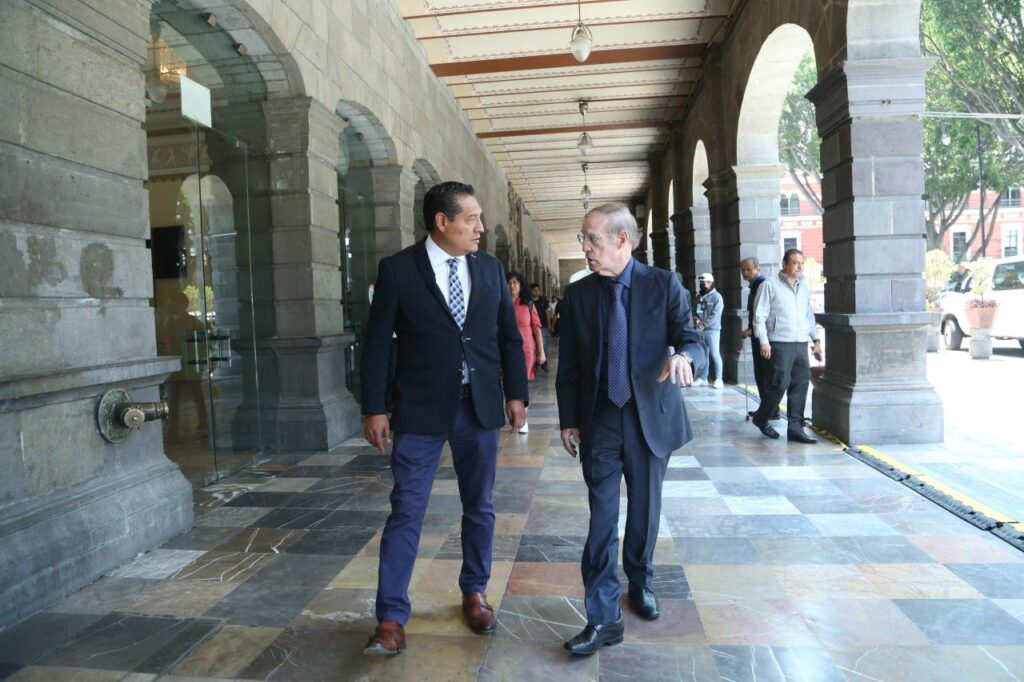 José Ramón Fernández recibió reconocimiento como poblano distinguido