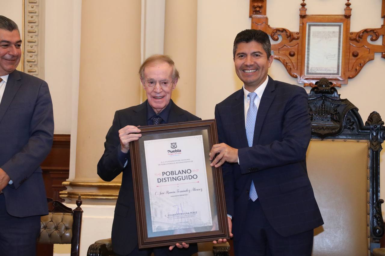 José Ramón Fernández recibió reconocimiento como poblano distinguido