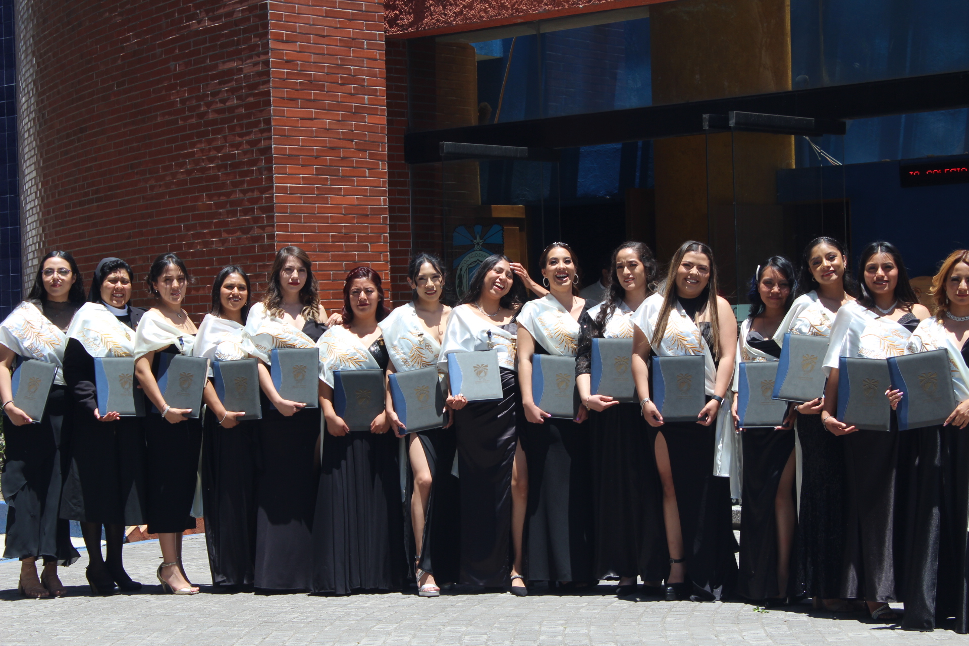 Las jóvenes graduadas.
